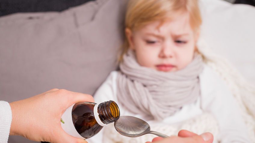 Syrop na kaszel z apteki nie zawsze jestdobrym rozwiązanem podczas przeziębienia.