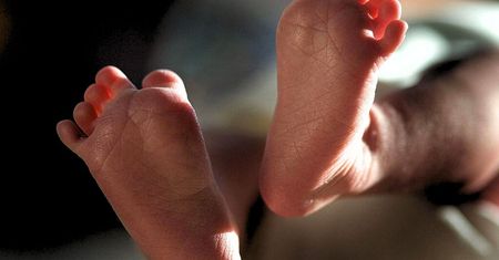 Dramat małej Nadii. Matka twierdziła, że dziecko wypadło jej z rąk