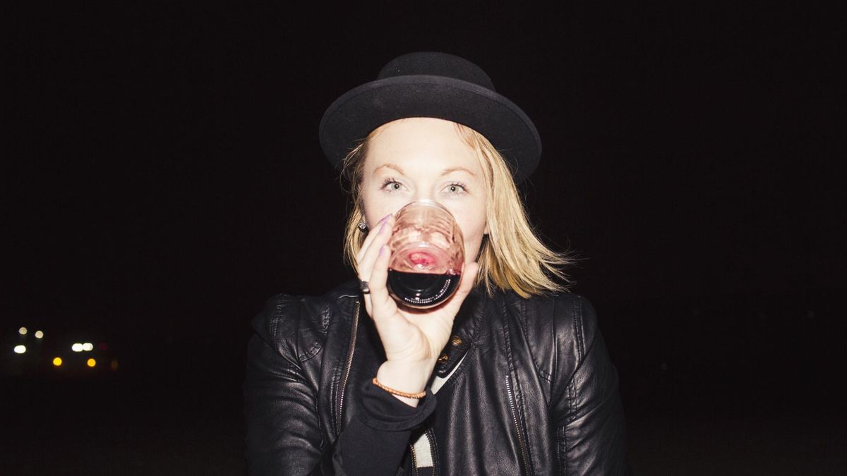 Nowy groźny trend w piciu. Tak alkohol niszczy mózg