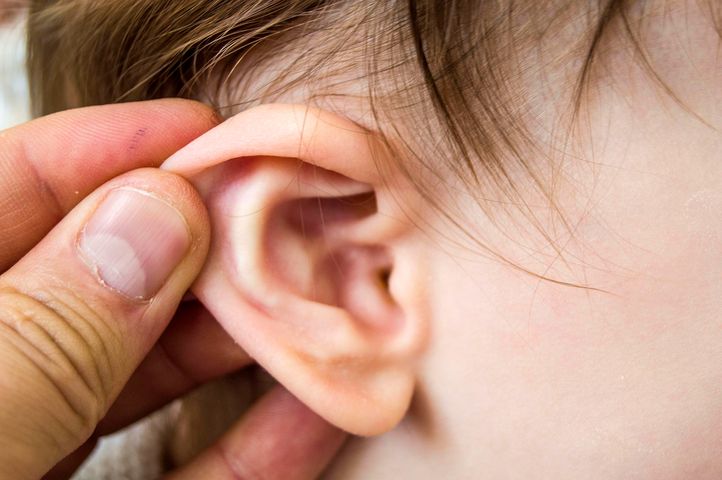 Zapalenie ucha u dziecka to częsta dolegliwość, szczególnie u maluchów poniżej 2. roku życia.