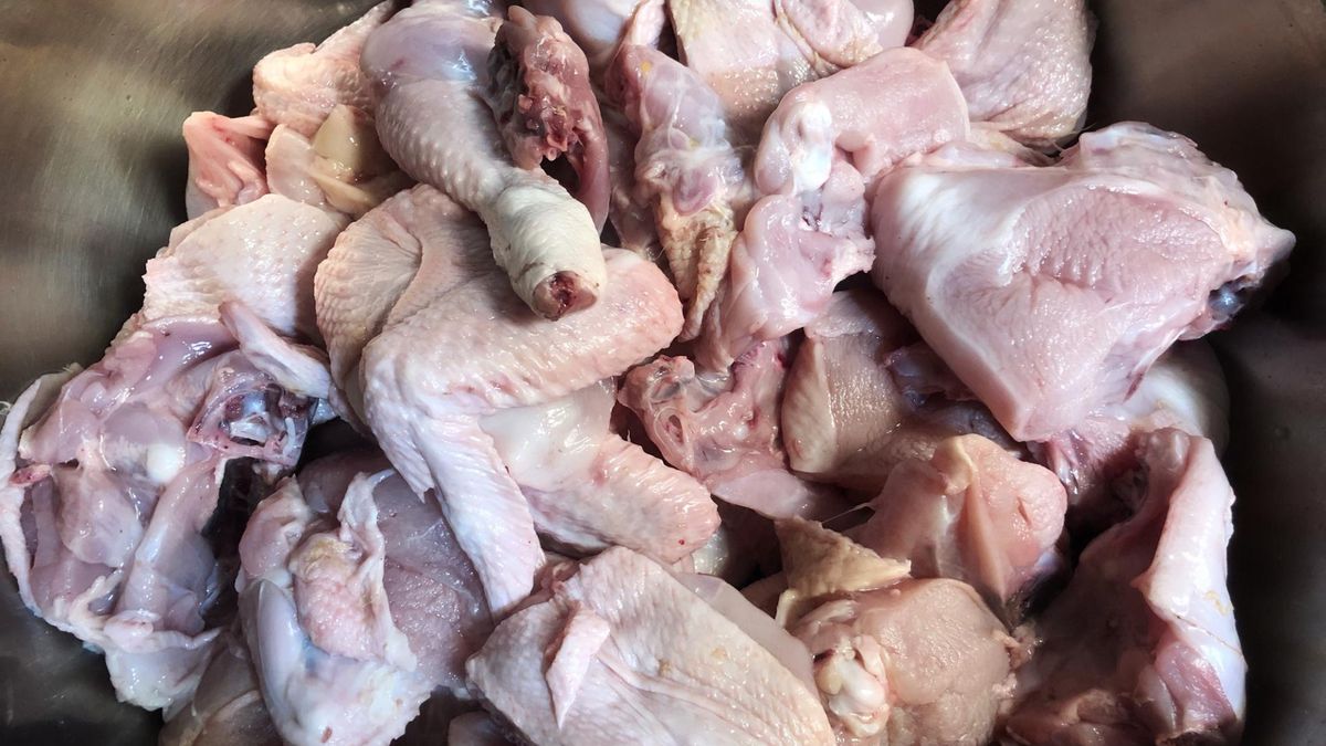 Szkodliwe części kurczaka, których lepiej nie spożywać. W nich gromadzą się pasożyty