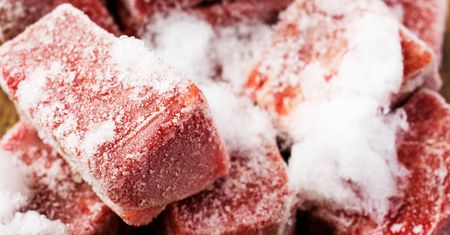 Sposoby na rozmrażanie mięsa. Niektóre są szkodliwe