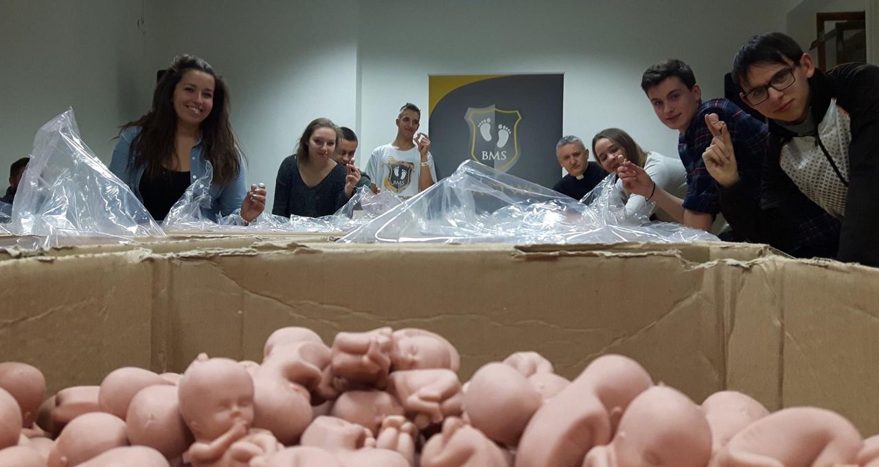 Na rekolekcjach w szczecińskim gimnazjum rozdawali repliki płodów w 3D