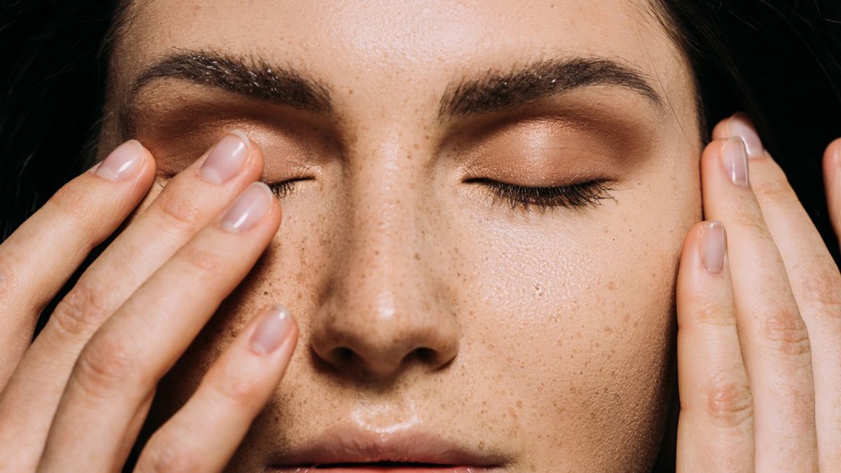 Maskowatość twarzy czyli amimia, to zaburzenie, istotą którego jest utrata mimiki.