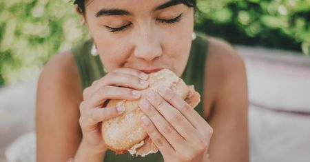 Kardiolodzy są zgodni. Ta jedna zasada skutecznie obniża poziom cholesterolu