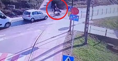 Przerażające nagranie. Seniorka uderzyła w wózek z dzieckiem