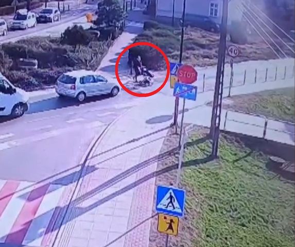 Auto potrąciło kobietę z dzieckiem w wózku. Nagranie podzieliło internautów