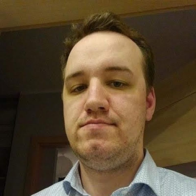 Artur cierpi na bezsenność po przechorowaniu COVID-19