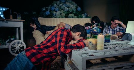 "Urwany film". Dlaczego niektórzy tracą pamięć po spożyciu alkoholu?