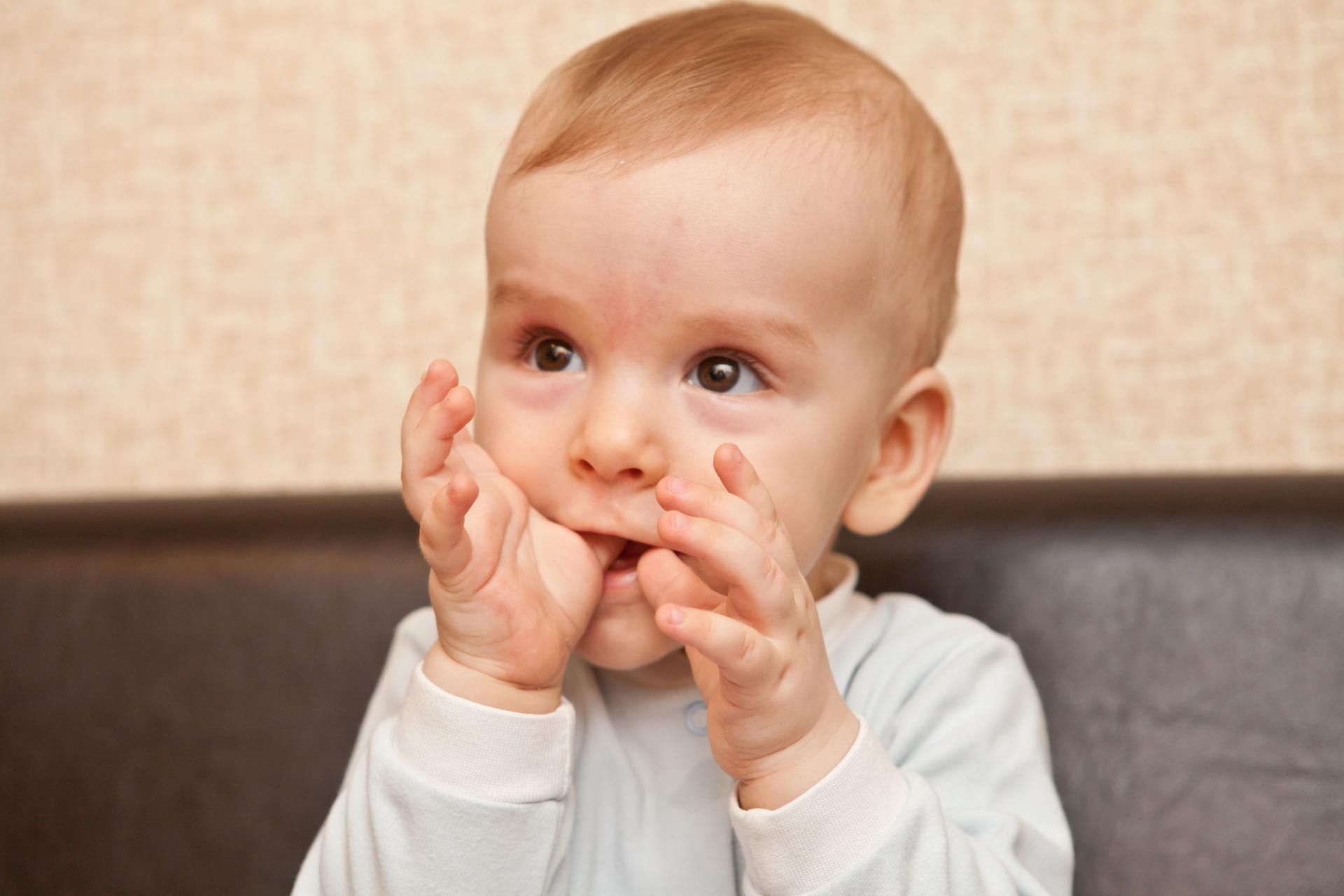 Gdy nerwowo wkłada rączki do buzi