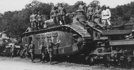 Char 2C - gigantyczne francuskie czołgi zniszczone w czasie ewakuacji z frontu