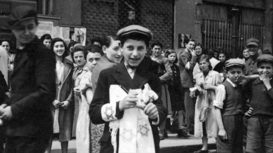 Chłopiec sprzedający opaski z gwiazdą Dawida w Warszawie
