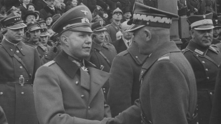 Marszałek Edward Rydz-Śmigły wita się z attache wojskowym Niemiec pułkownikiem Bogislavem von Studnitzem podczas Święta Niepodległości, 1938 r.