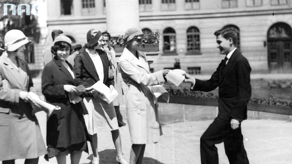 Studentki przed Politechniką Warszawską rozdają ulotki w czasie ogólnoakademickiego wiecu przeciw wystąpieniom litewskich nacjonalistów w Kowne, 1930 r.