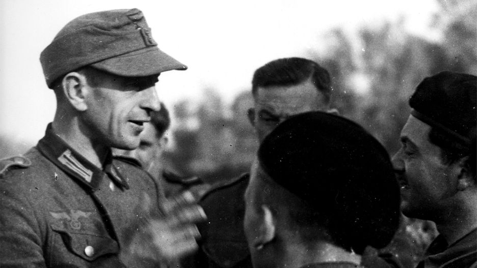 Polak wcielony do Wehrmachtu rozmawia z żołnierzami 1 Dywizji Pancernej gen. Maczka, sierpień 1944 r. w Normandii