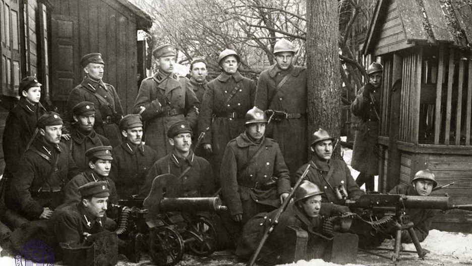 Wspólne zdjęcie polskich i łotewskich żołnierzy biorących udział w bitwie o Dyneburg