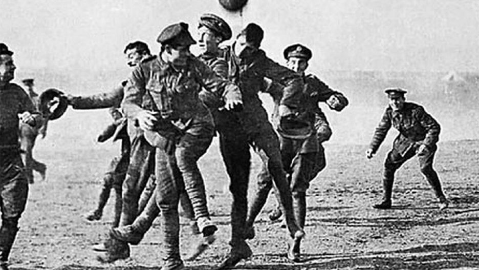 Mecz rozegrany przez Brytyjczyków i Niemców w czasie rozejmu bożonarodzeniowego w 1914 r.