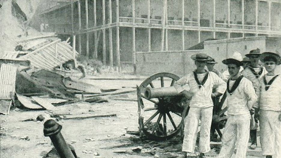 Brytyjscy żołnierze ze zdobytym działem po zajęciu pałacu sułtana w Stone Town