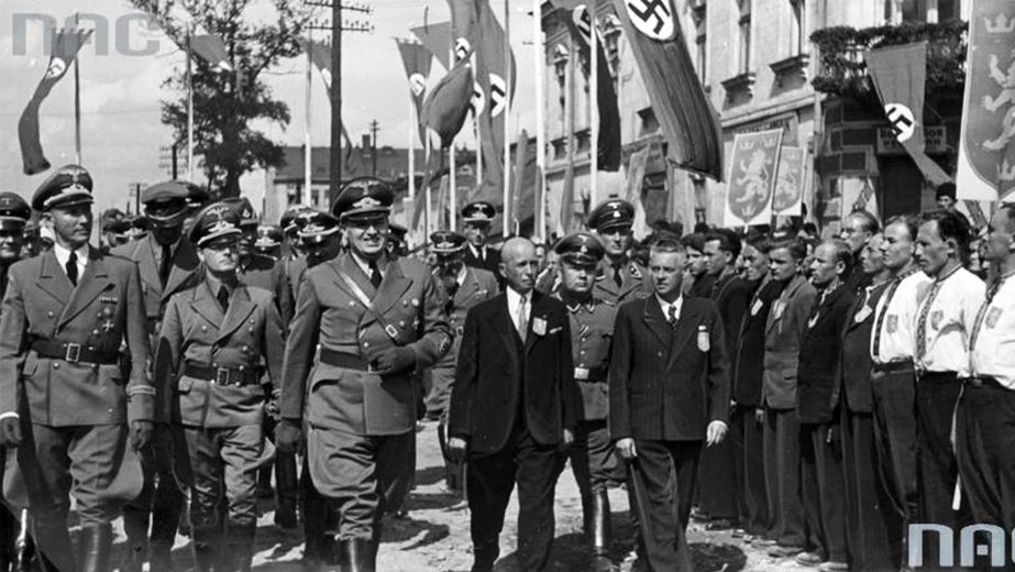 Wizyta Hansa Franka (trzeci z lewej) we Lwowie. Generalny gubernator przechodzi przed oddziałem ochotników SS "Galizien"