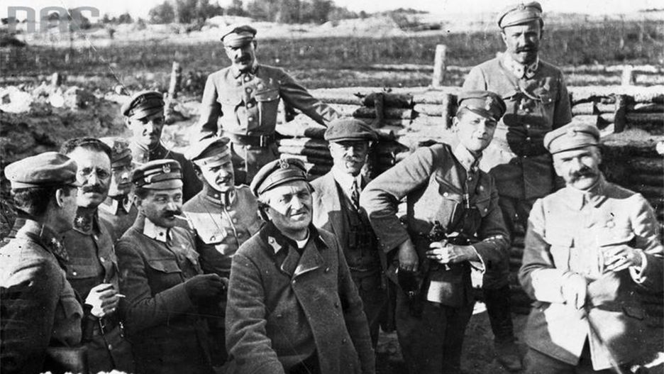 Wizyta biskupa Władysława Bandurskiego (piąty z prawej) na froncie wschodnim nad Styrem. Pierwszy z prawej: Józef Piłsudski. Maj 1916 r.