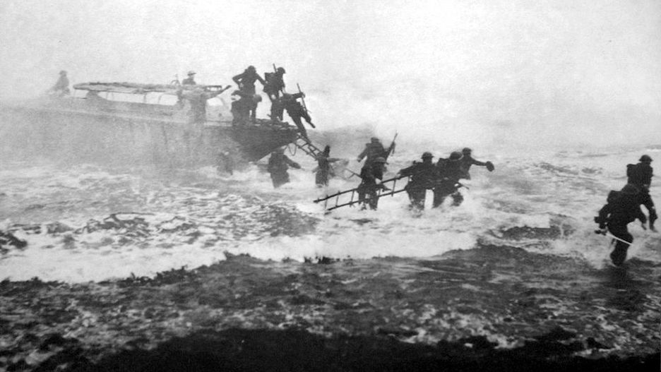 Jack Churchill (na zdjęciu z prawej) z mieczem dłoni w czasie ćwiczeń niedaleko Inveraray w Szkocji