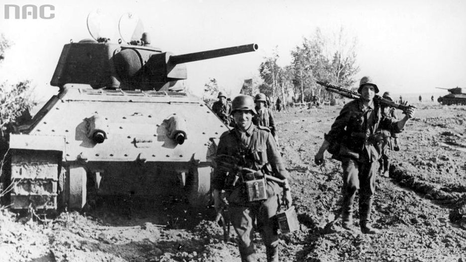 Żołnierze niemieccy przy zbobytym czołgu radzieckim T-34/76 model 43 w rejonie jeziora i rzeki Orel. Lipiec 1942 r.