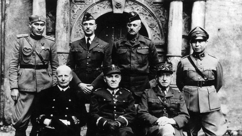Józef Unrug (pierwszy z lewej w dolnym rzędzie) wśród oficerów przetrzymywanych w obozie jenieckim w zamku Colditz w 1941 r.