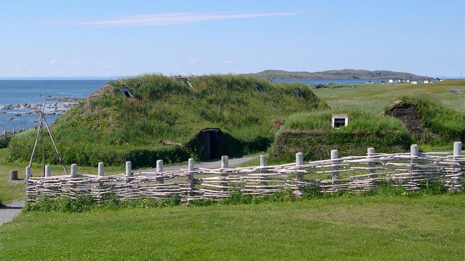 Rekonstrukcja chaty wikingów w L''Anse aux Meadows w Kanadzie