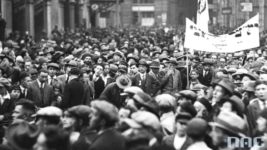 Demonstracje Żydów przeciwko zakazowi wyjazdu do Palestyny, ulica Nalewki w Warszawie. 11 czerwca 1930 r.