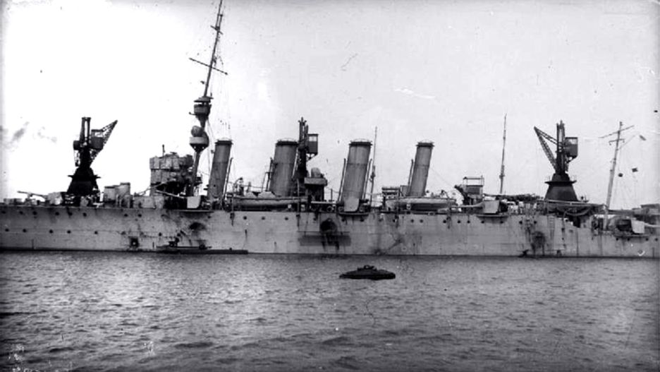 HMS Chester uszkodzony w czasie bitwy jutlandzkiej. Fotografia z 1 lipca 1916 r.
