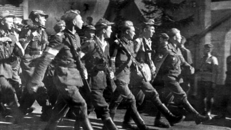 Żołnierze Brygady Świętokrzyskiej NSZ w czasie parady w 1945 r.