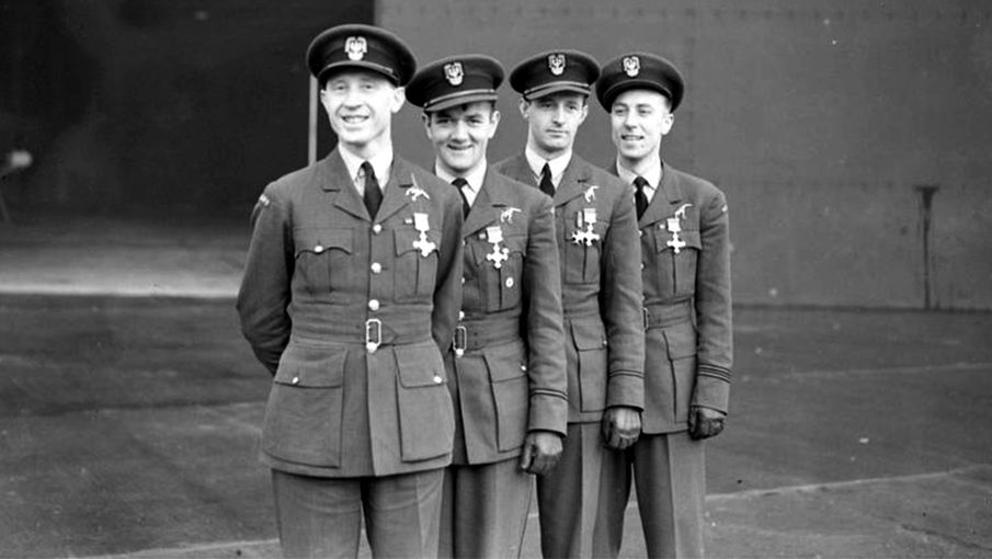 Polscy piloci odznaczeni Distinguished Flying Cross. Drugi od lewej - Jan Zumbach