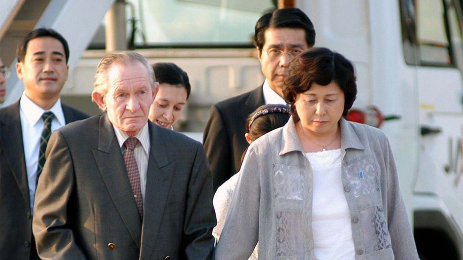 Charles Jenkins z żoną Hitomi Sogą po przylocie do Tokio, 18 lipca 2004 r.