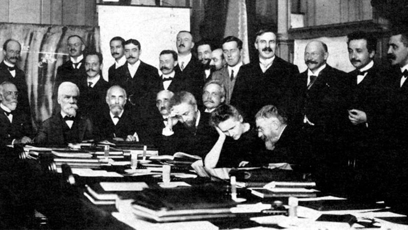 Konferencja Solvaya w 1911 roku z udziałem m.in. Marii Curie-Skłodowskiej (druga z prawej w dolnym rzędzie) i Paula Langevina (pierwszy z prawej na górze)