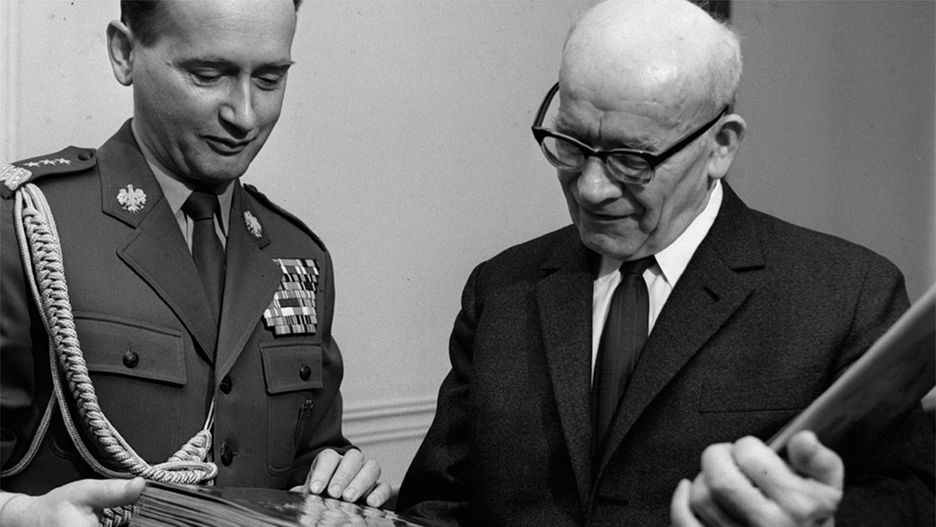 Wiesław Gomułka na swoich 65 urodzinach z Wojciechem Jaruzelskim, rok 1970