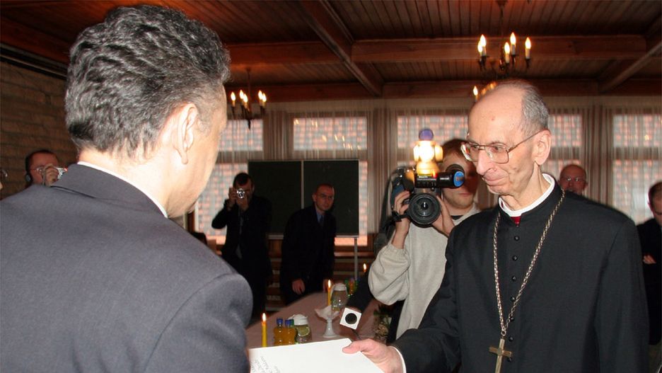 Bp Jan Bagiński otrzymuje od prezesa IPN Janusza Kurtyki zaświadczenie o nadaniu statusu pokrzywdzonego, 28 lutego 2007 r.