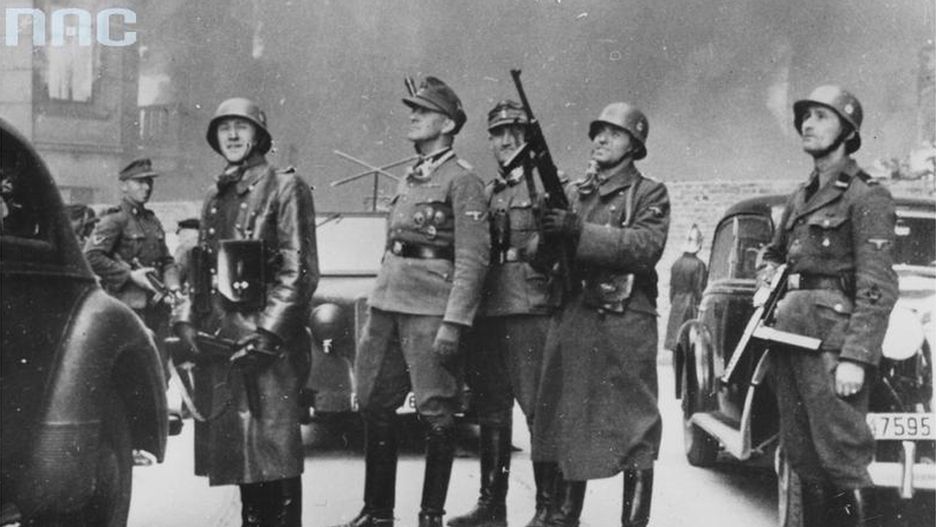 Waffen SS i policja niemiecka podczas likwidacji powstania w getcie warszawskim. Na pierwszym planie gen. Jurgen Stroop (czwarty z prawej) i Josef Bloesche (pierwszy z prawej)