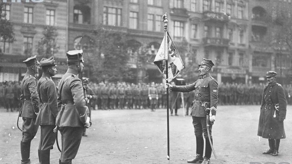 Feliks Piekucki wręcza sztandar pułkowi garnizonowemu wojsk wielkopolskich. 1919 r.