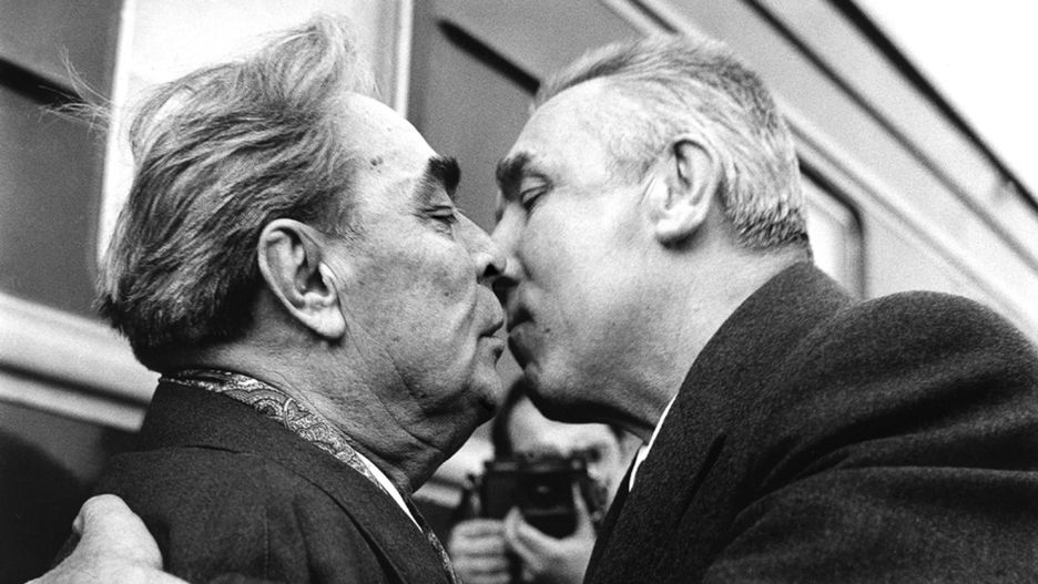 Edward Gierek (z prawej) wita na Dworcu Gdańskim w Warszawie Leonida Breżniewa, sekretarza generalnego KC KPZR. 16 kwietnia 1974 r.