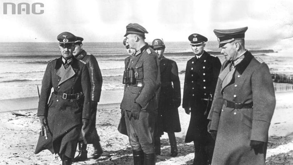 Marszałek Gerd von Rundstedt (pierwszy z lewej) w otoczeniu żołnierzy podczas inspekcji nad wybrzeżem Atlantyku. Luty 1943 r.