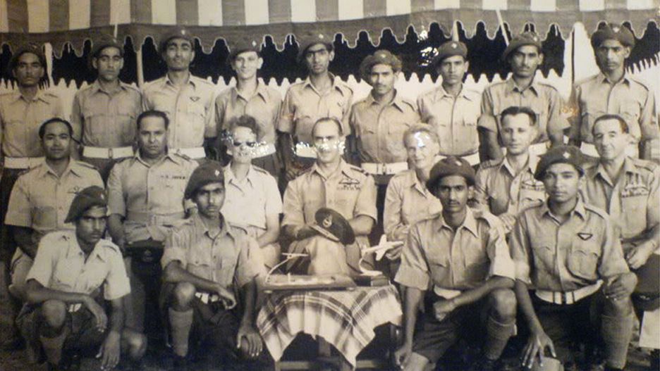 Władysław Turowicz (drugi od prawej w środkowym rzędzie) i Zofia Turowicz (trzecia od lewej) z oficerami i kadetami w Pakistanie w 1954 r.