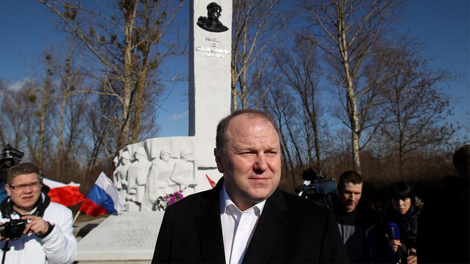Nikołaj Cukanow, gubernator obwodu kaliningradzkiego Federacji Rosyjskiej podczas uroczystości przed pomnikiem generała Armii Czerwonej Iwana Czerniachowskiego w Pieniężnie. 18 lutego 2014 r.
