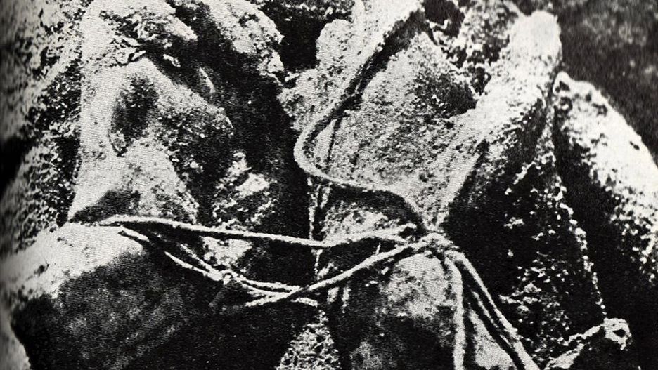 Fotografia z 1943 r. z ekshumacji ciał Polaków zamordowanych w Katyniu w 1940 r.
