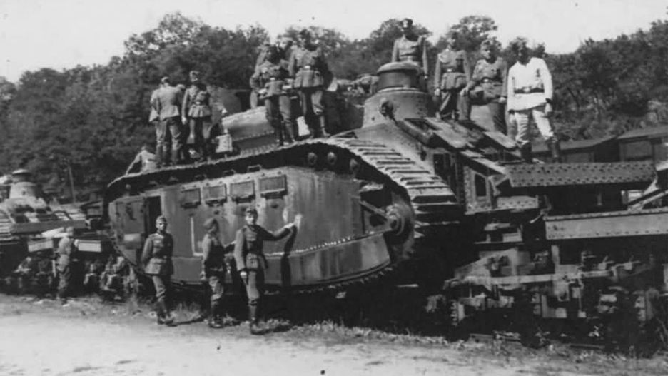 Francuskie czołgi Char 2C w czasie załadunku