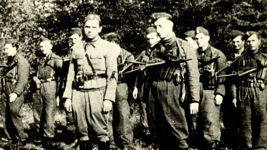 Por. Jan Piwnik "Ponury" (na pierwszym planie z lewej) oraz ppor. Waldemar Szwiec "Robot"