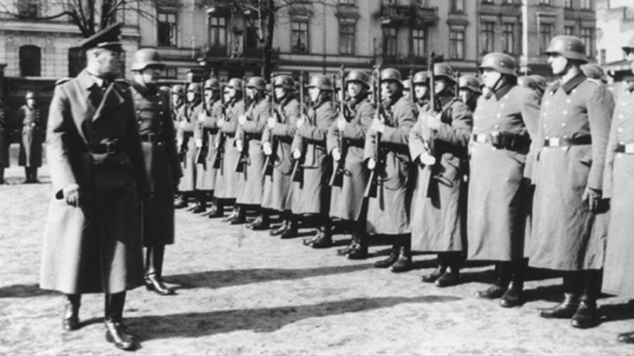 Niemieccy policjanci podczas inspekcji w Łodzi, ok. 1940-41 r.