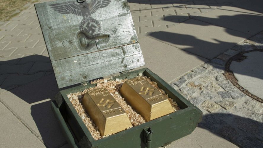 Skrzynia z imitacjami sztabek złota, przyniesiona przez nieznane osoby na konferencję prasową nt. zbadania terenu i ewentualnego oczyszczenia z materiałów niebezpiecznych w rejonie domniemanego miejsca ukrycia pociągu pancernego z czasów II wojny światowej, 2015 r.