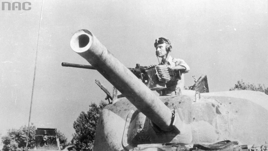 Ppłk Władysław Bobiński w czołgu M4 Sherman w trakcie walk o Ankonę, 1944 r.