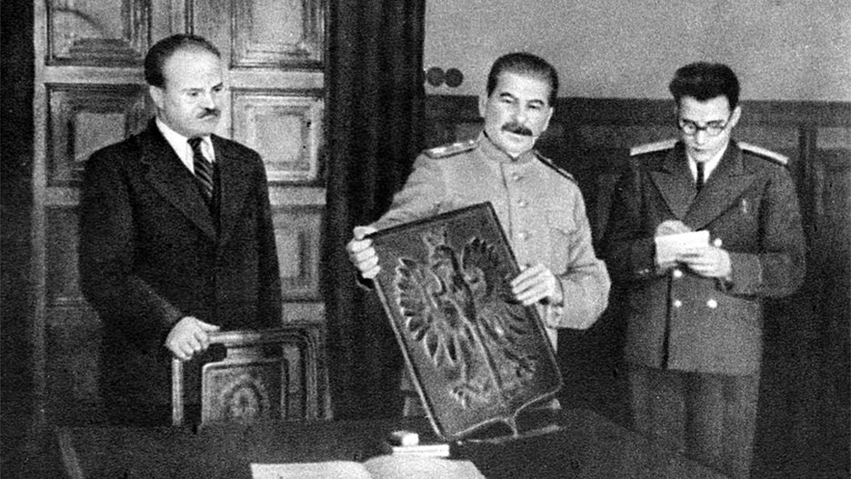 Stalin otrzymuje od delegacji z Warszawy symboliczny dar - herb Polski z brązu 15 listopada 1944 r.
