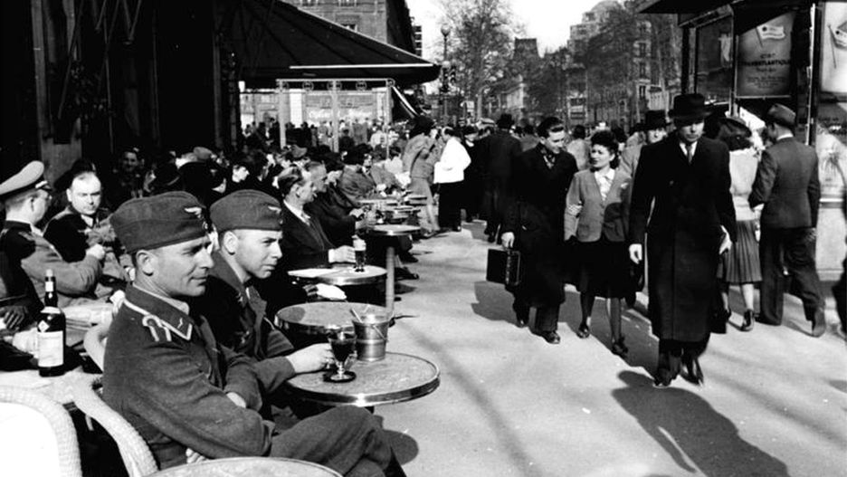 Żołnierze Luftwaffe w paryskiej kawiarni, rok 1941